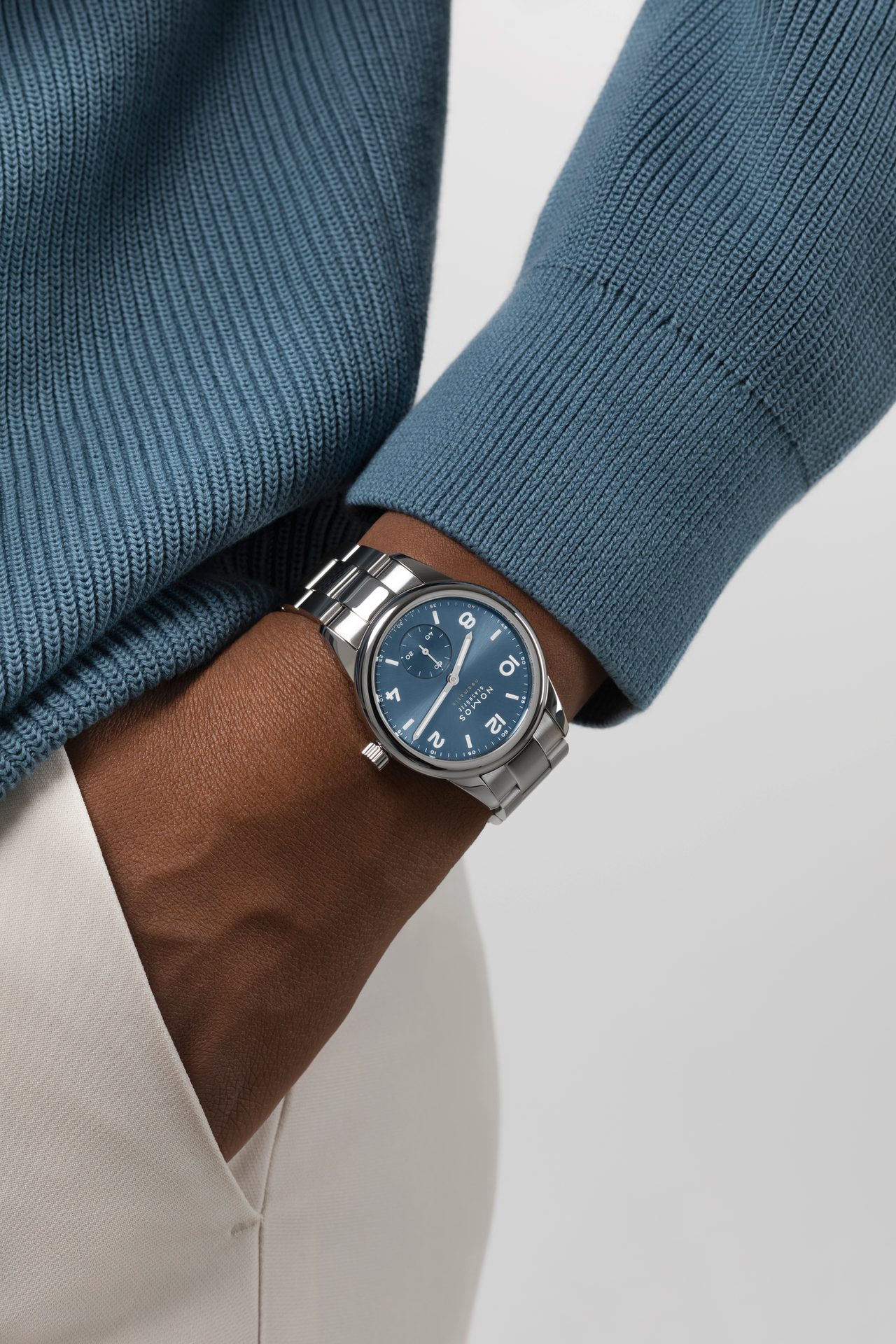 Material property, Watch, Hand, Sleeve, Gesture, Grey, Collar, Finger, Clock