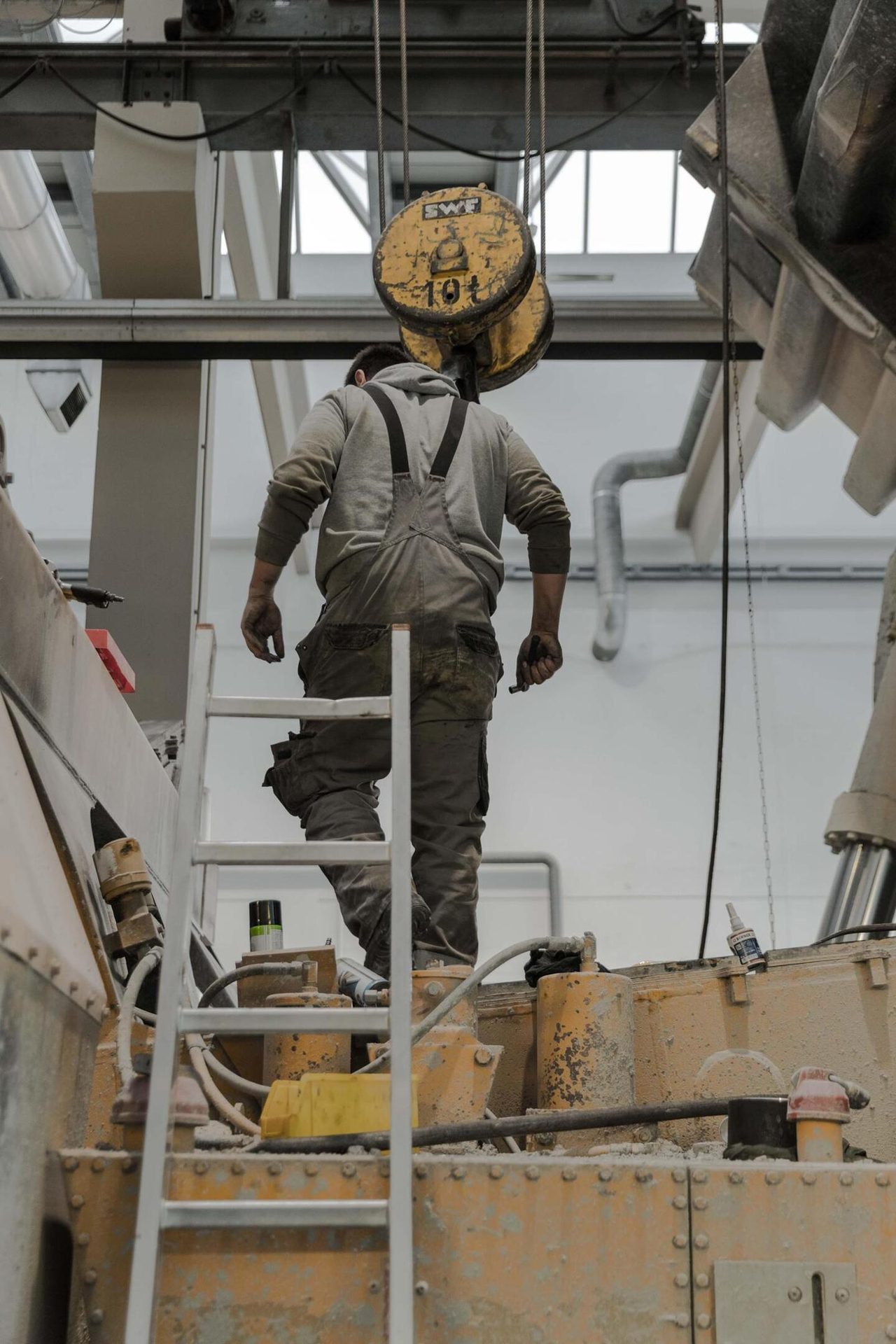 Personal protective equipment, Hard hat, Construction worker, Helmet, Workwear, Rope