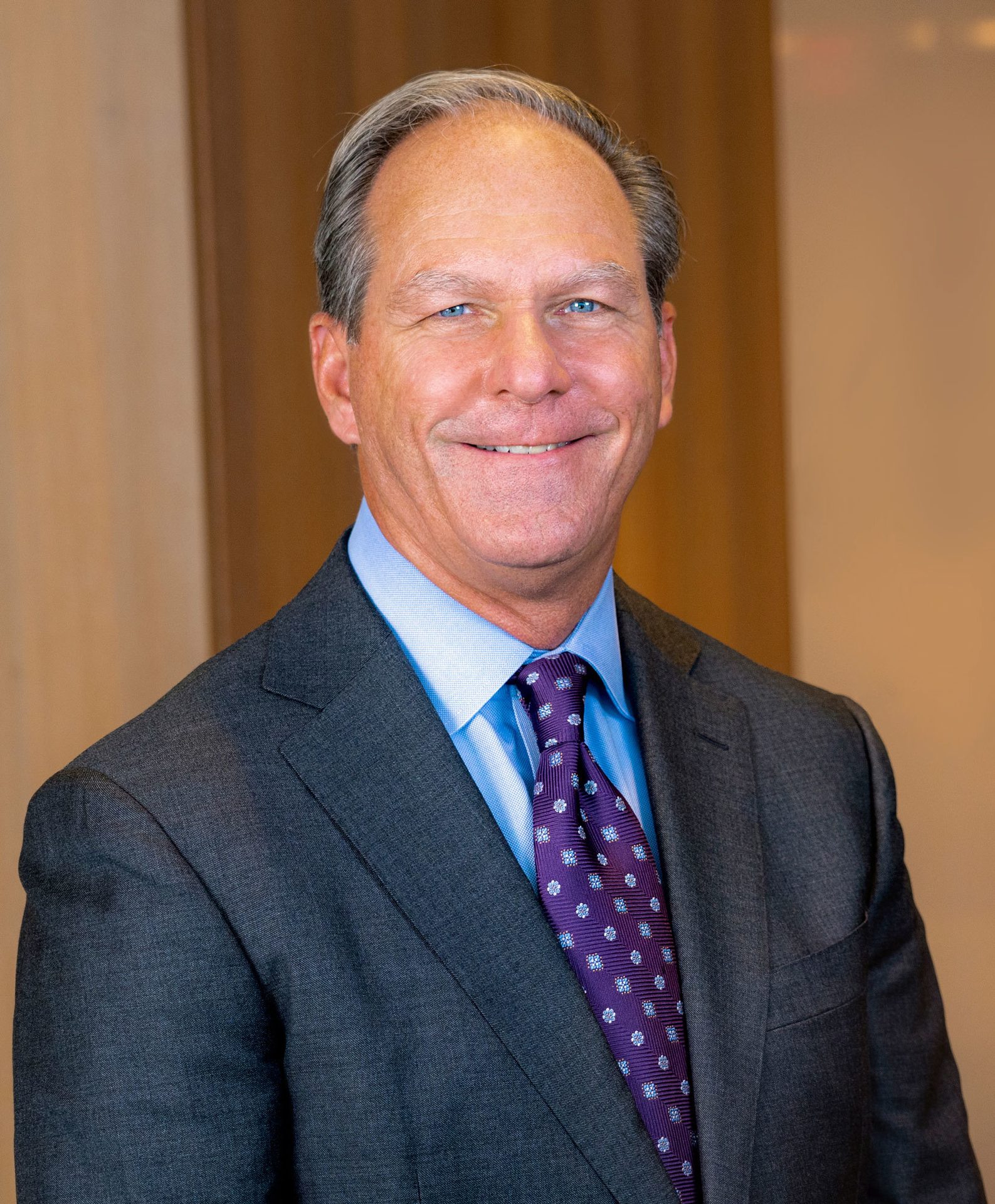 Dress shirt, Forehead, Smile, Chin, Tie, Coat, Sleeve, Suit, Collar