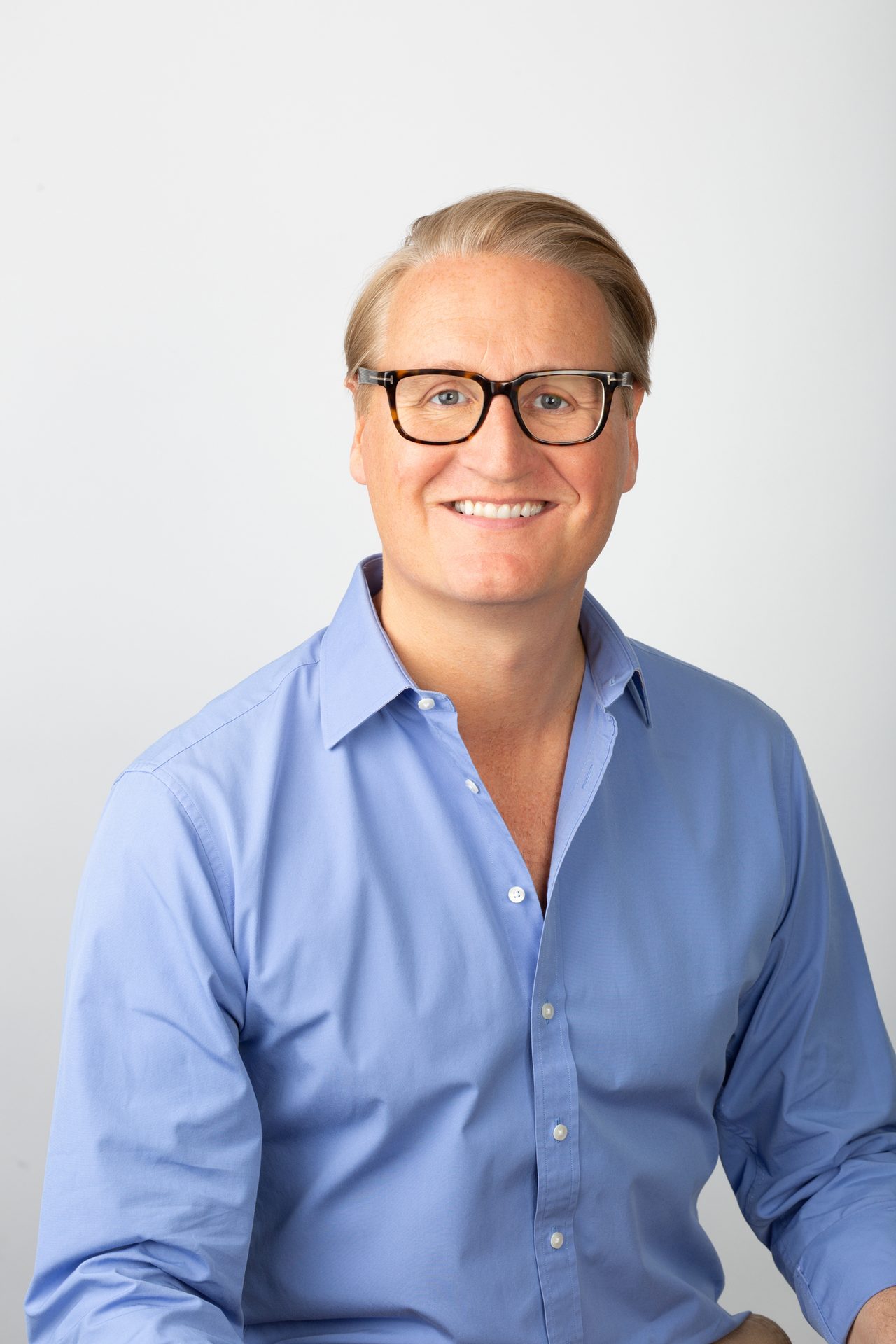 Dress shirt, Vision care, Glasses, Smile, Shoulder, Eye, Jaw, Neck, Sleeve, Gesture