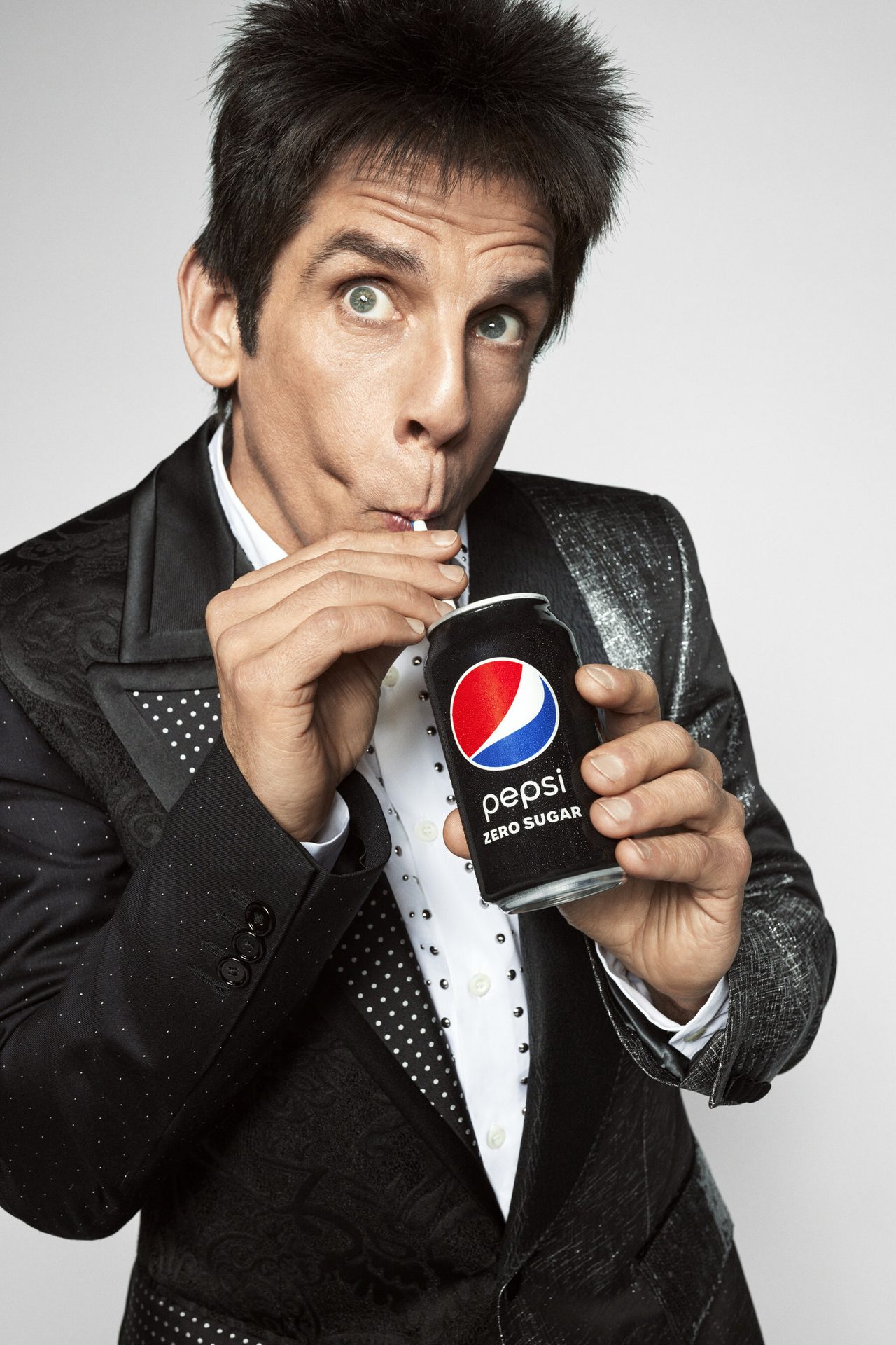 Flash photography, Dress shirt, Hand, Outerwear, Arm, Sleeve, Gesture, Collar, Finger, Cool