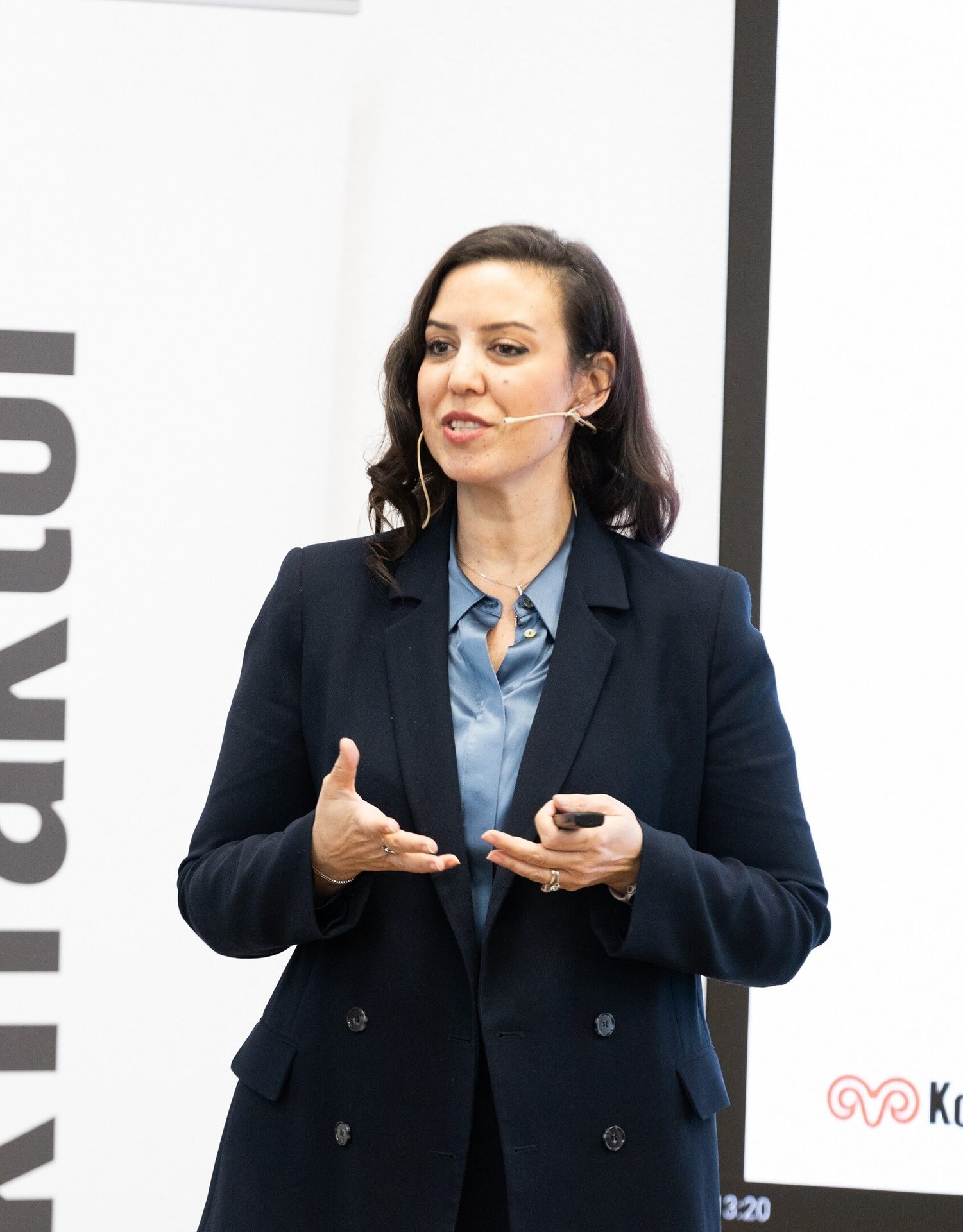 Formal wear, White-collar worker, Sleeve, Shoulder, Outerwear, Blazer, Coat