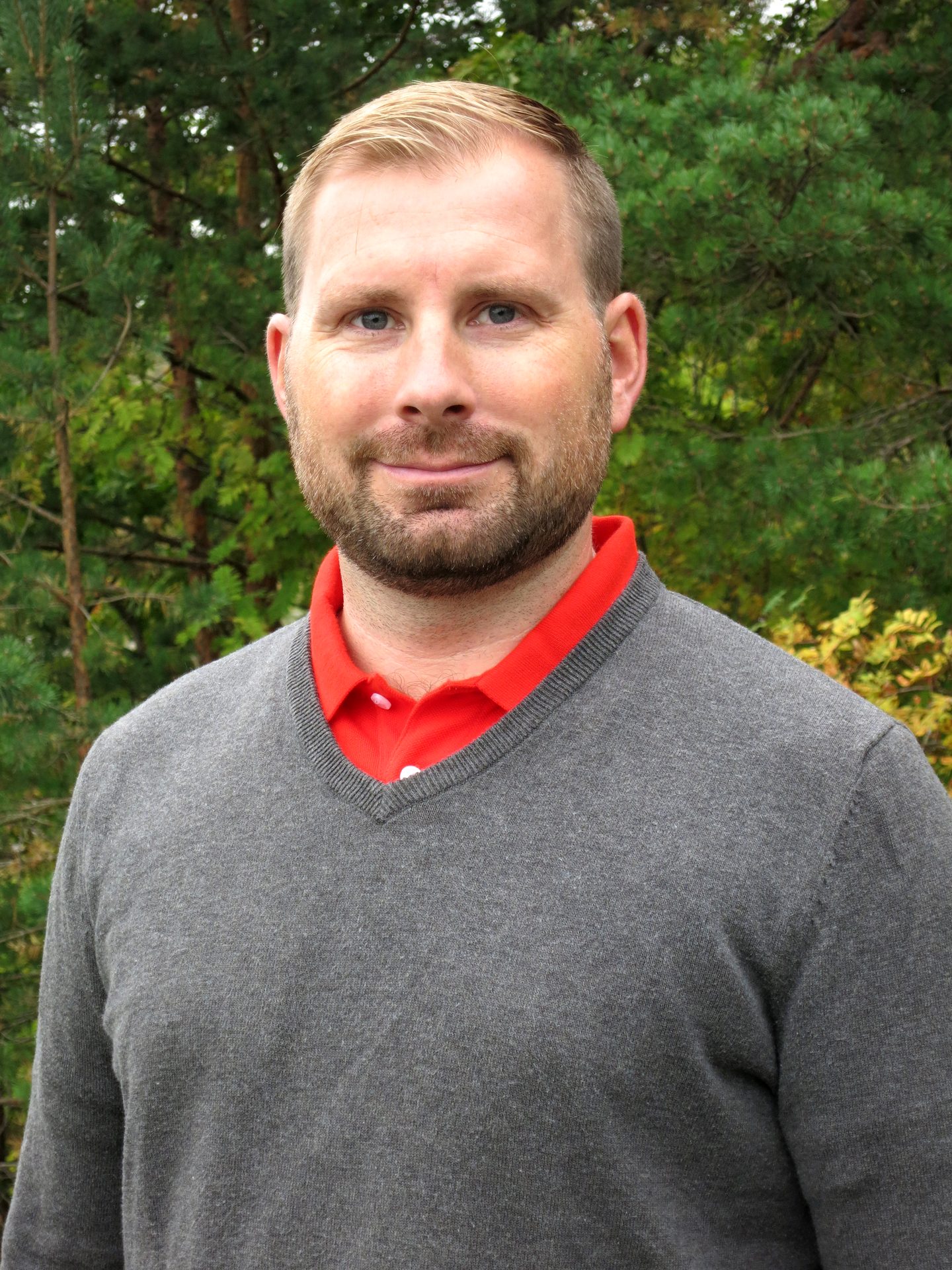 Forehead, Outerwear, Plant, Beard, Neck, Sleeve, Collar