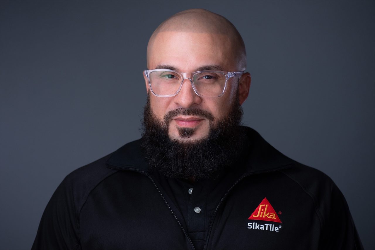 Vision care, Glasses, Forehead, Hair, Nose, Cheek, Eyebrow, Beard, Jaw, Sleeve