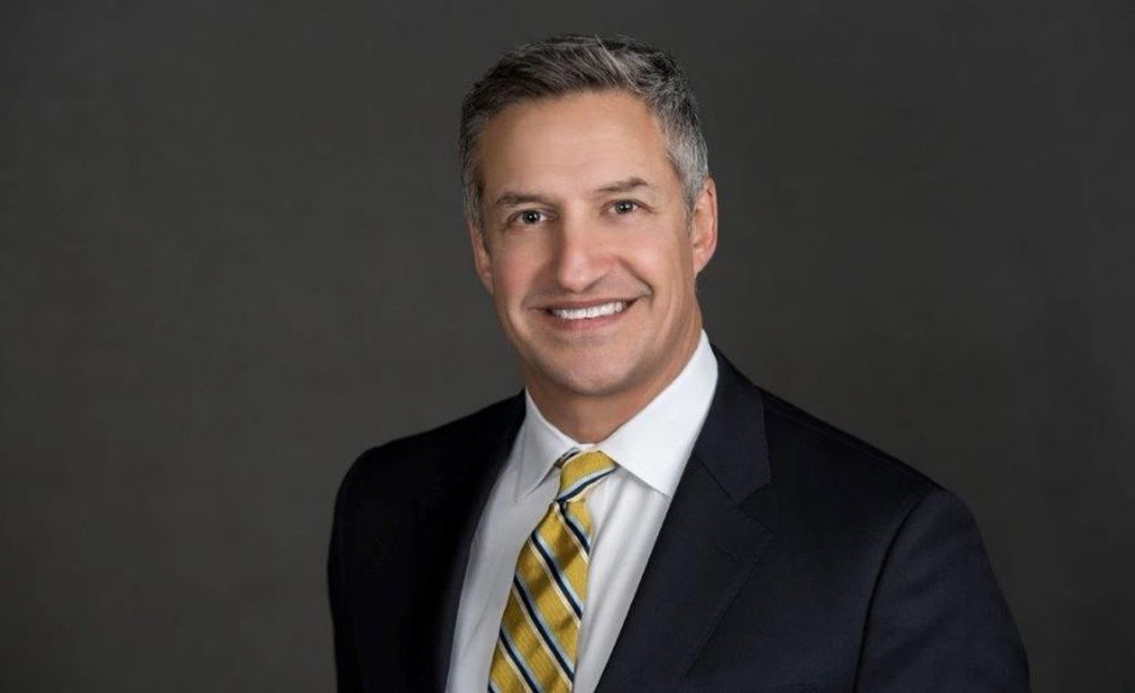 Dress shirt, Smile, Tie, Sleeve, Collar, Suit