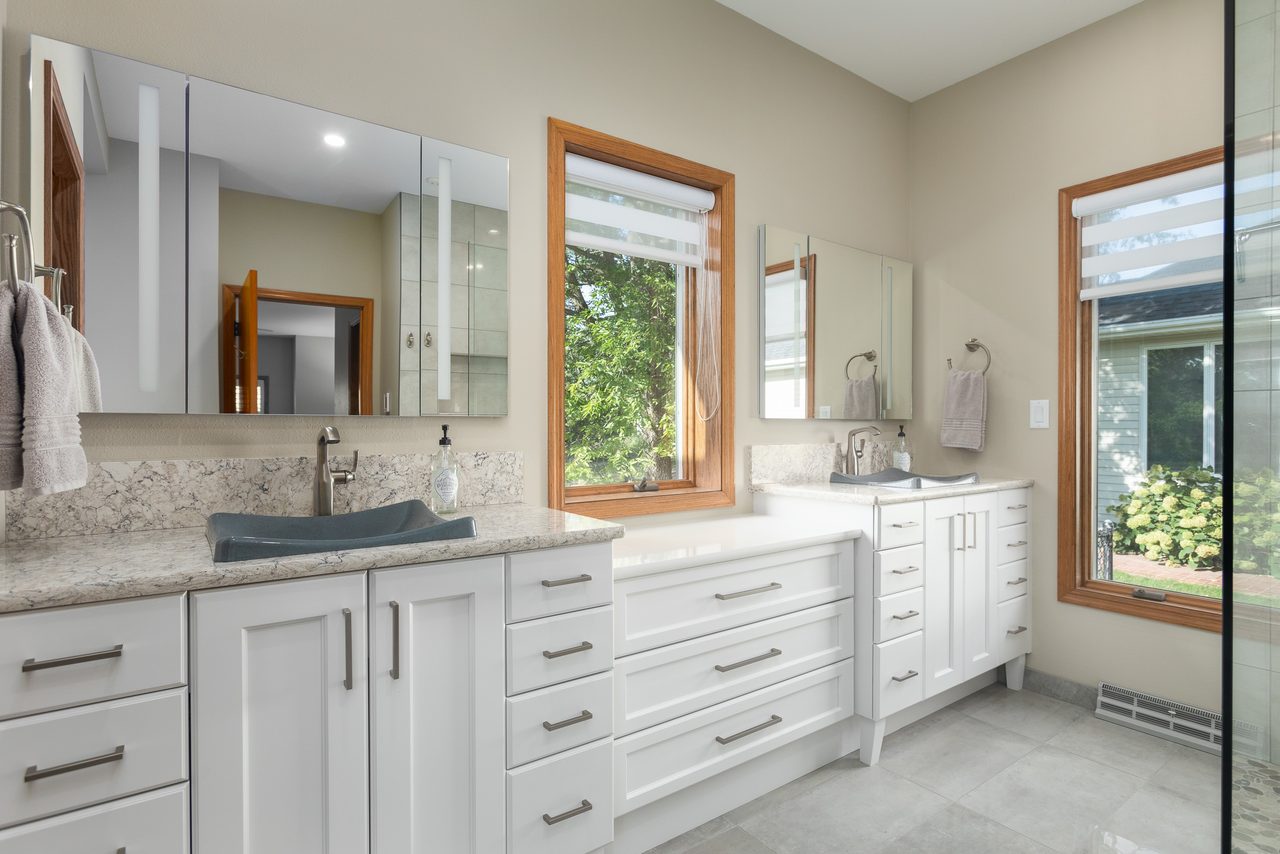 Bathroom cabinet, Plumbing fixture, Countertop, Tap, Cabinetry, Furniture, Sink, Property, Building, Mirror