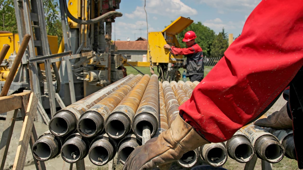 Steel casing pipe, Automotive tire, Hard hat, Workwear, Cloud, Headgear, Helmet, Sky