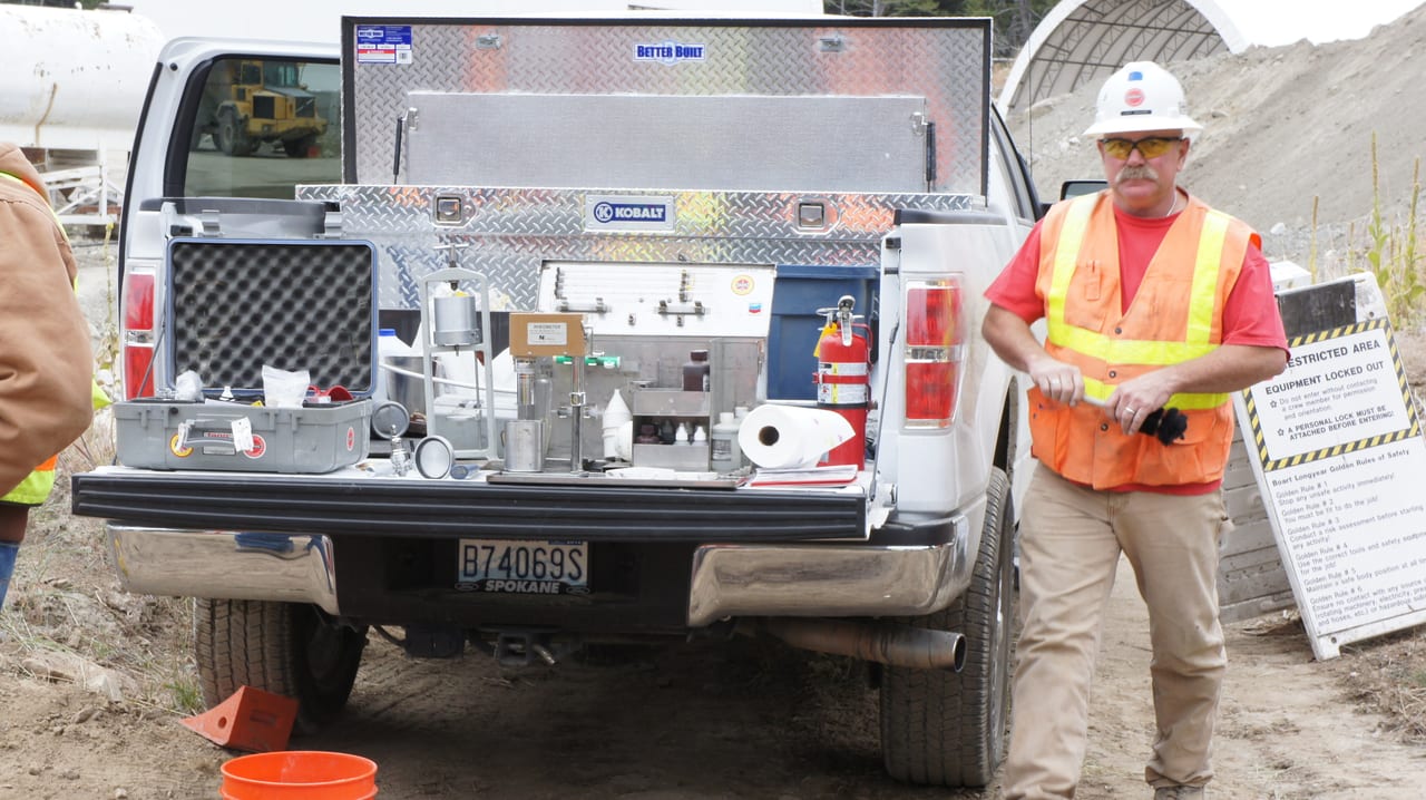 Vehicle registration plate, Mode of transport, Automotive tire, Hard hat, Wheel, Car, Workwear