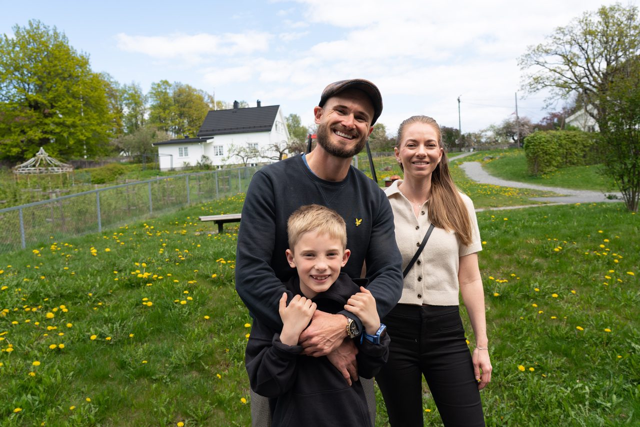 Ida, Tiago og Hugo sammen ute i hagen