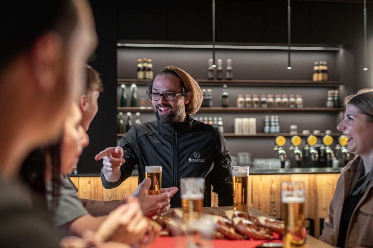 Alexander, Diplom-Biersommelier der Brauerei Frastanz, bei einer Bierverkostung