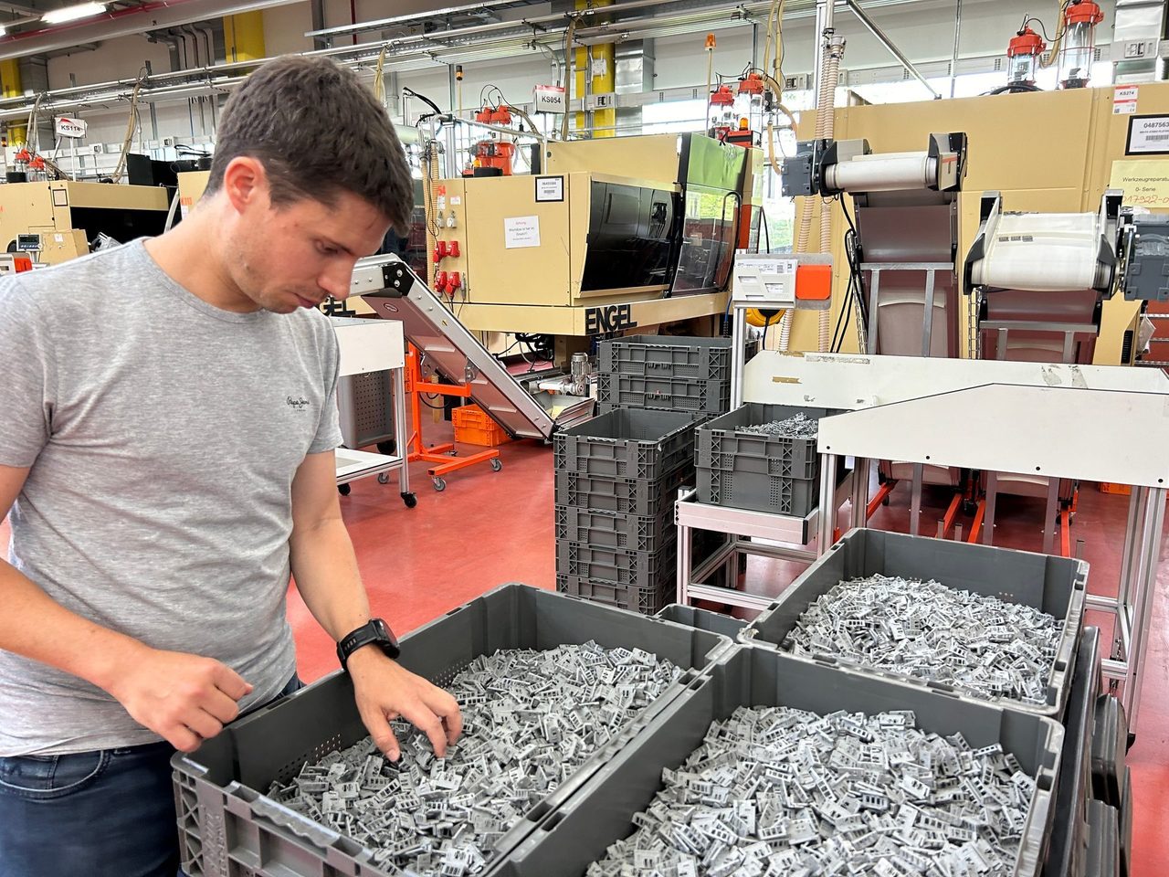 Michael Kessler, Kunststoffexperte  mit Produkten
