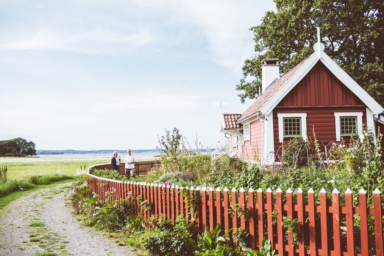 Land lot, Natural landscape, Sky, Plant, Cloud, Window, Building, Wood, Fence, House
