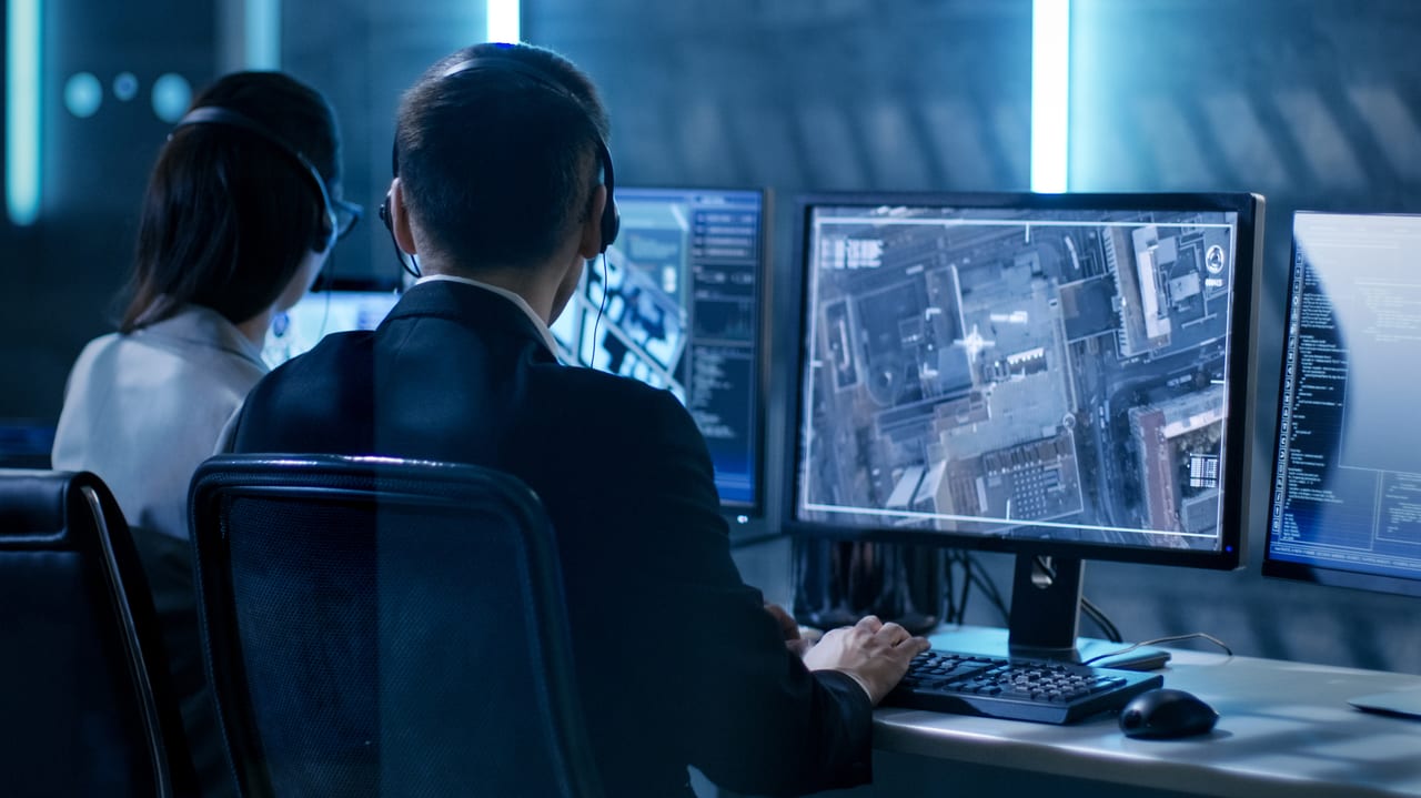 Some central stations are able to send video clips directly to police officers. Central station operators can advise the officers if, for example, additional perpetrators are seen.