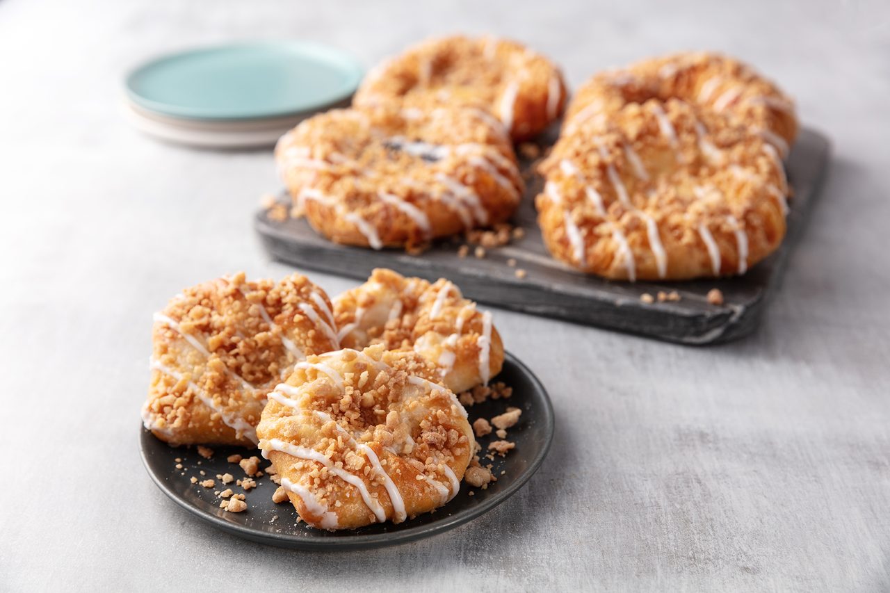 Baked goods, Food, Tableware, Ingredient, Recipe, Dish, Streusel