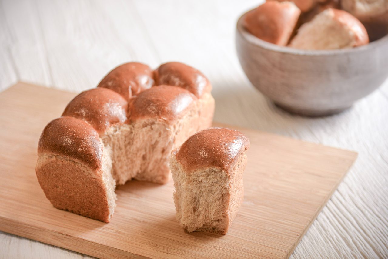 Bread, Staple food, Pull-apart bread, Tableware, Ingredient, Recipe, Wood, Cuisine, Dish