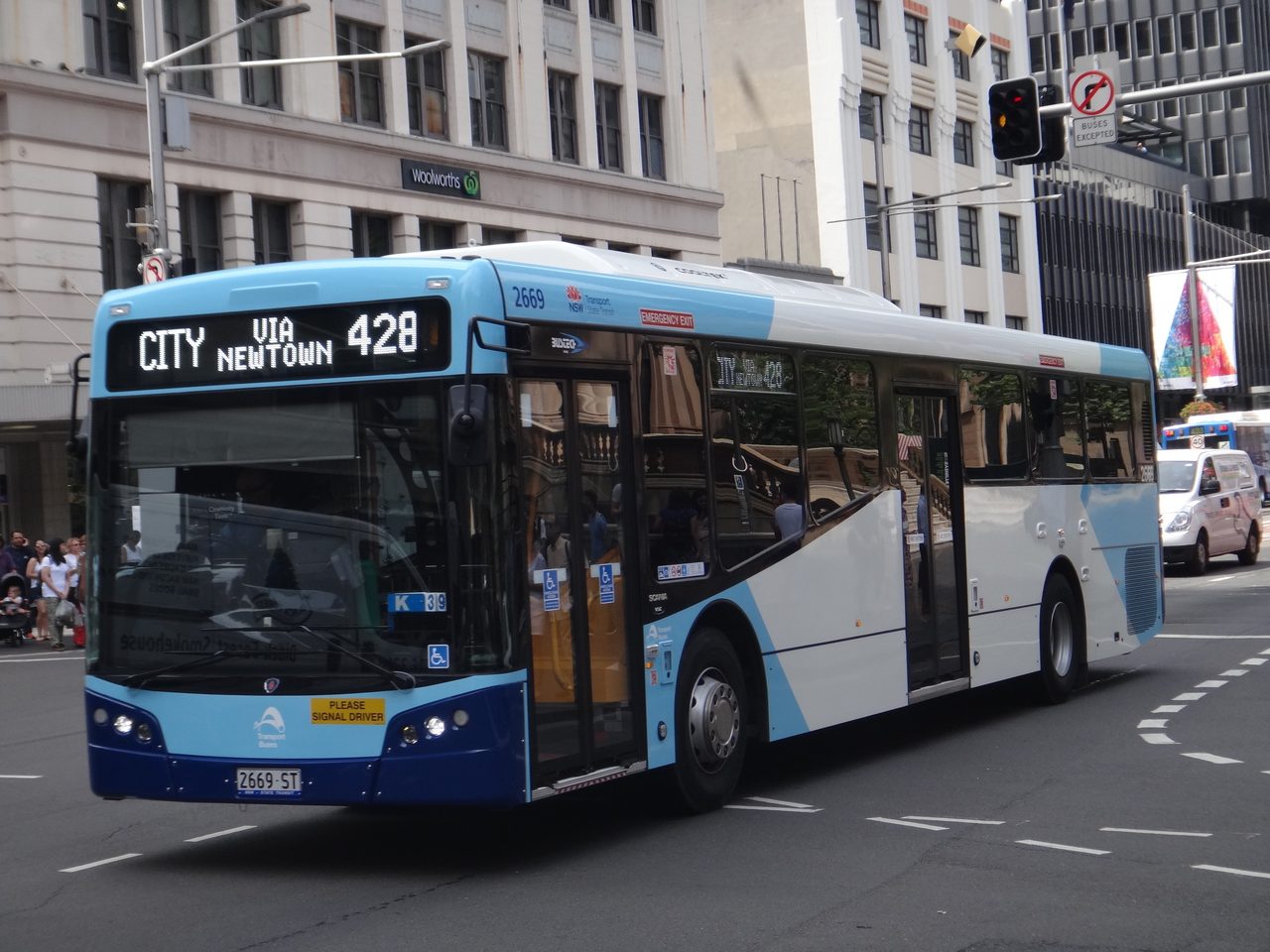 Vehicle registration plate, Wheel, Tire, Bus, Building, Window, Infrastructure