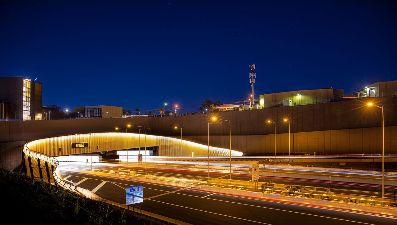 Street light, Automotive lighting, Road surface, Sky, Building, Infrastructure, Asphalt
