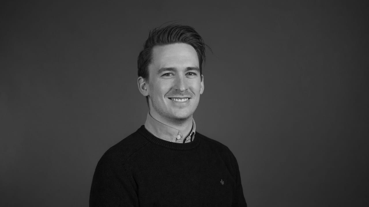 Flash photography, Human body, Forehead, Smile, Cheek, Jaw, Sleeve, Gesture, Happy, Grey