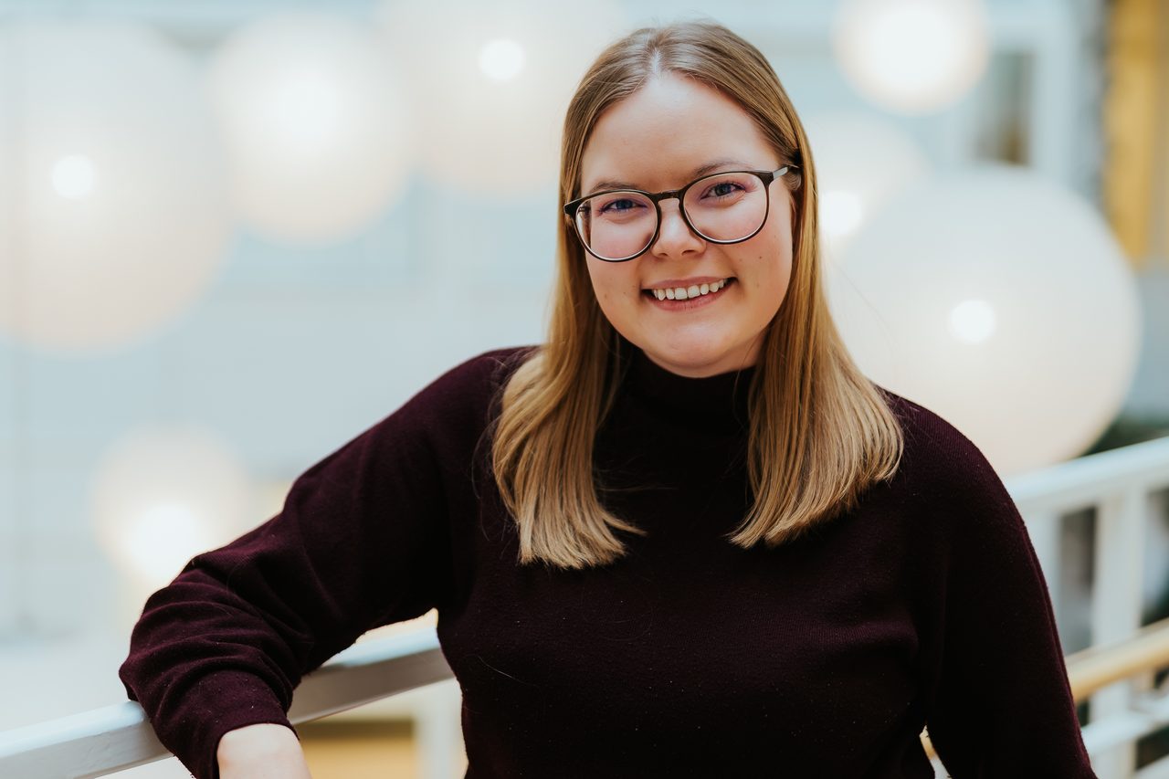 Vision care, Flash photography, Street fashion, Glasses, Smile, Arm, Sleeve, Eyewear, Gesture, Happy