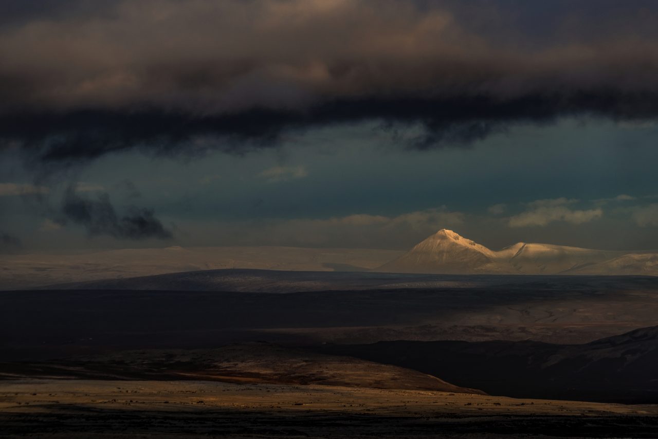 Atmospheric phenomenon, Cloud, Sky, Atmosphere, Ecoregion, Dusk, Water, Sunlight, Mountain, Highland