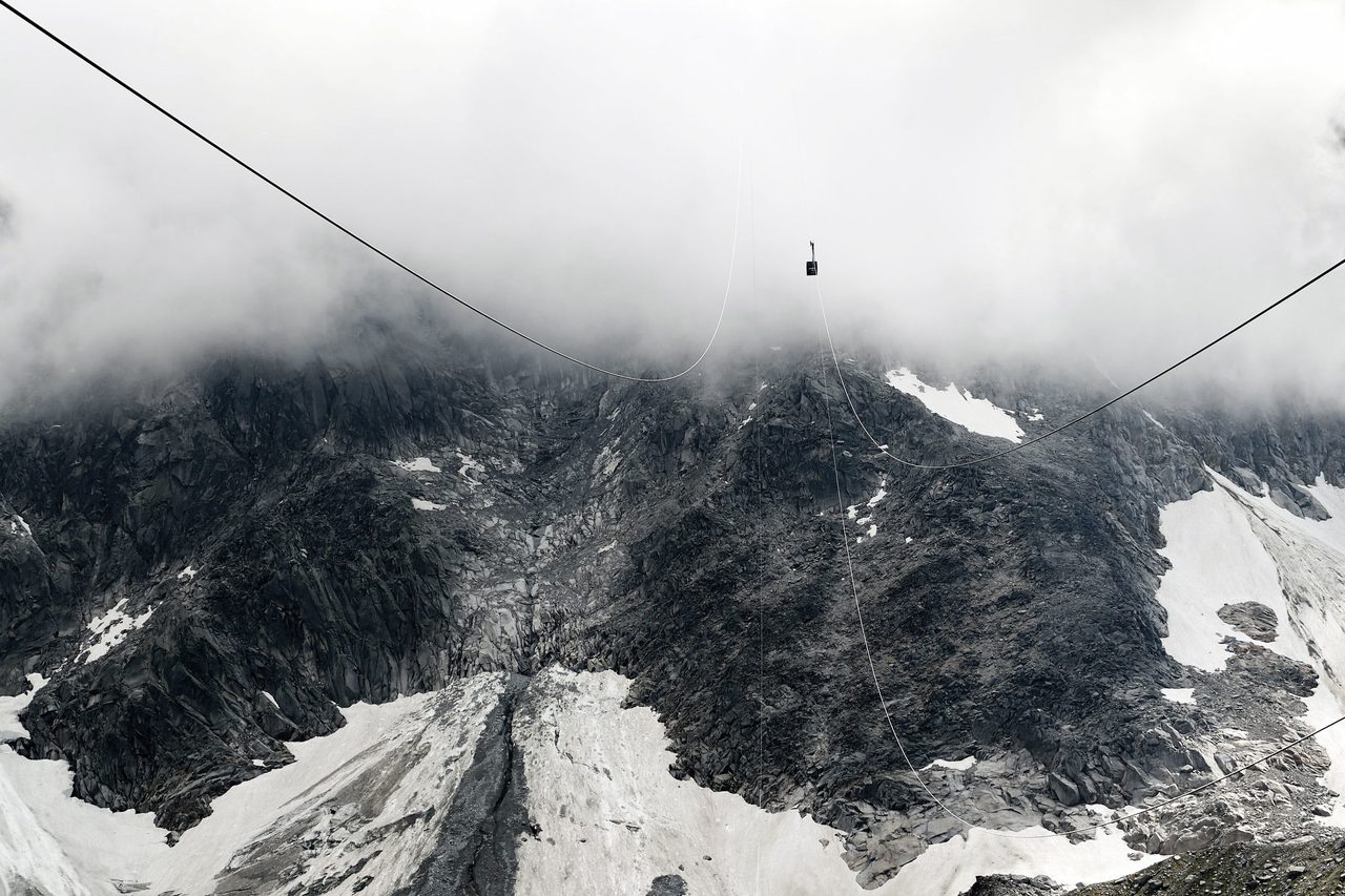 Atmospheric phenomenon, Cloud, Sky, Mountain, Snow, Slope, Highland, Terrain