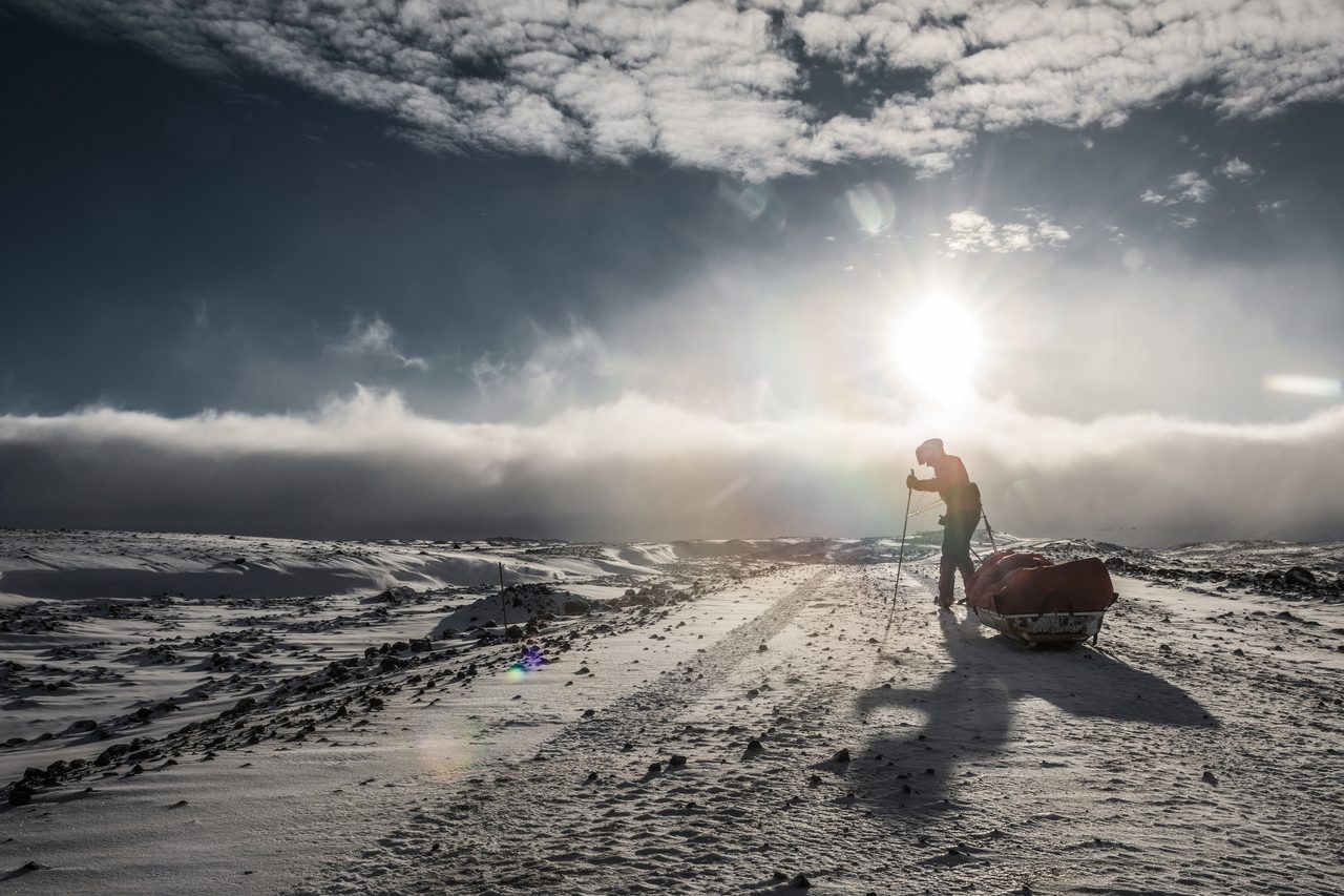 People in nature, Body of water, Flash photography, Atmospheric phenomenon, Cloud, Sky, Atmosphere, Sunlight, Freezing, Landscape