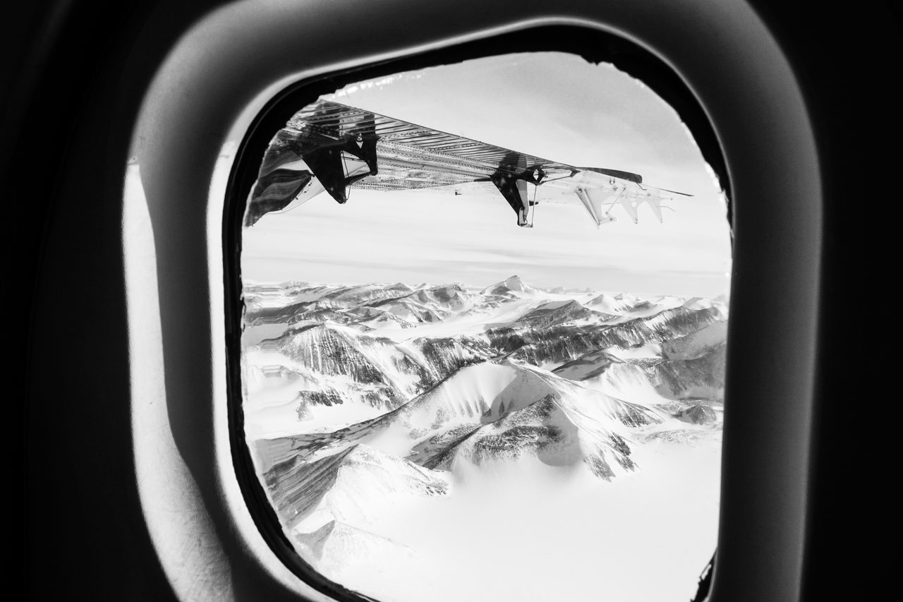Automotive tire, Window, White, Sky, Black-and-white, Style, Snow, Freezing
