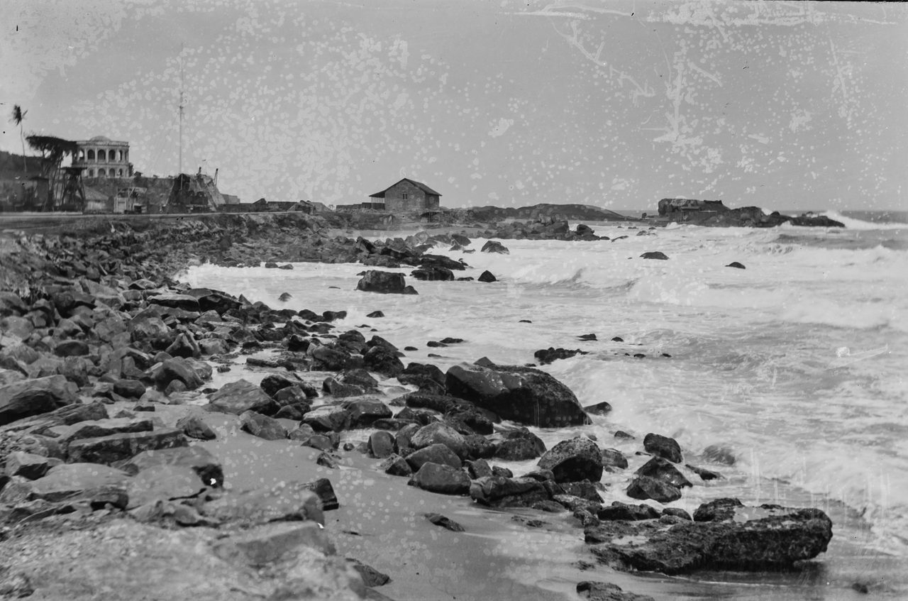 Coastal and oceanic landforms, Body of water, Sky, Watercourse, Terrain