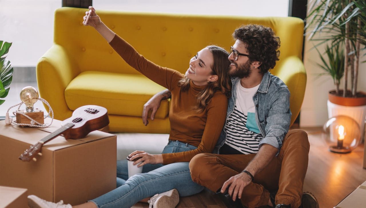 Jeans, Hairstyle, Shoe, Couch, Leg, Comfort, Human, Plant, Eyewear, Interaction