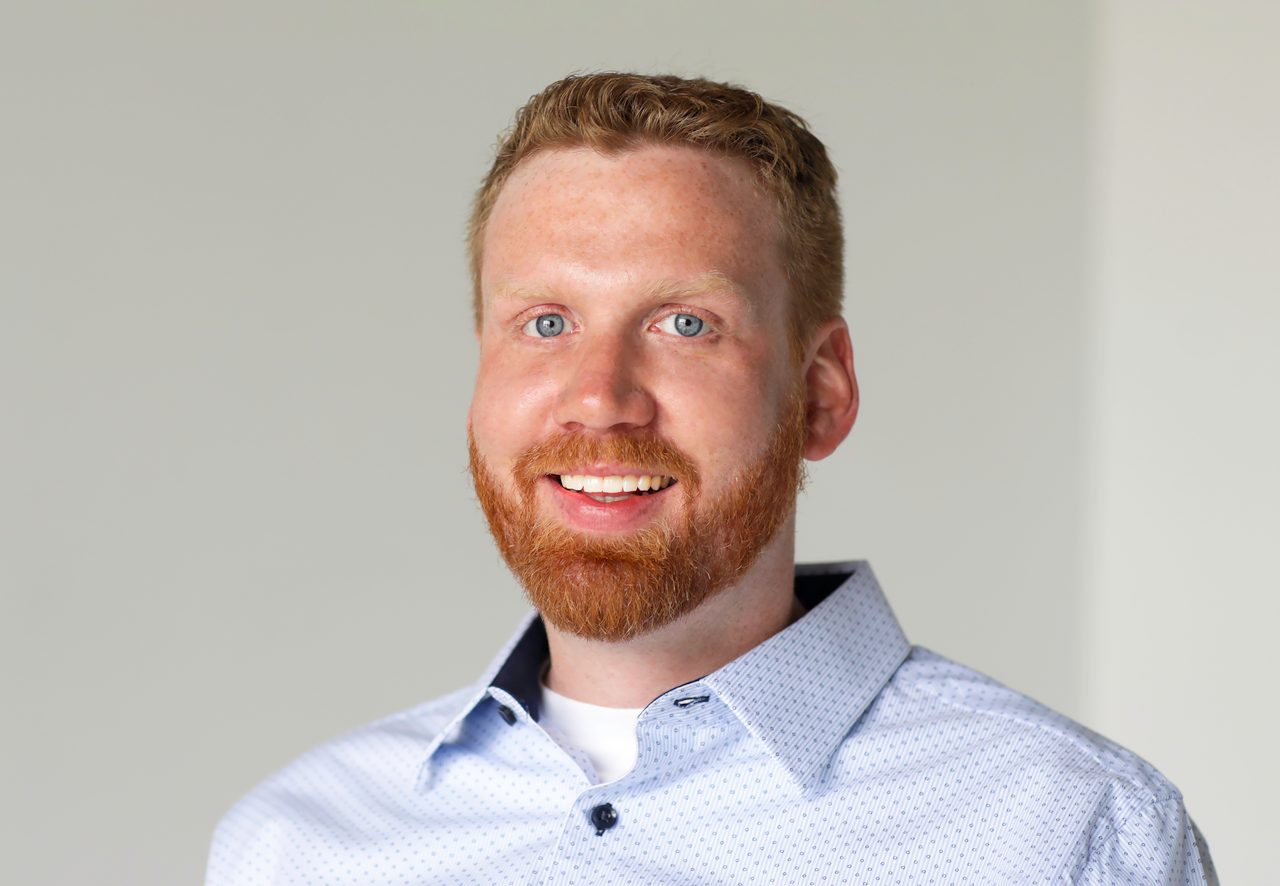 Dress shirt, Forehead, Smile, Eyebrow, Jaw, Neck, Sleeve, Gesture, Collar, Beard