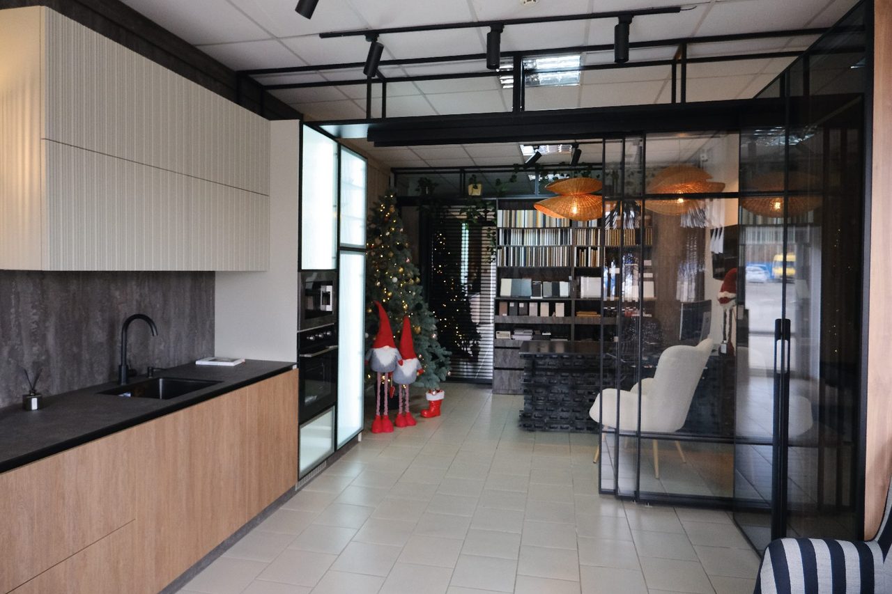 Interior design, Light fixture, Furniture, Flooring, Wood, Floor, Ceiling, Lighting, Glass, Table