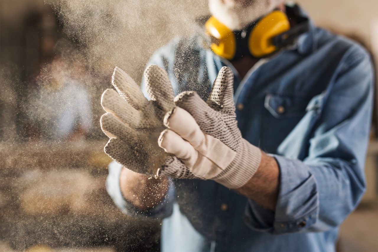 People in nature, Street fashion, Flash photography, Clothing, Hand, Glove, Organism, Gesture, Finger
