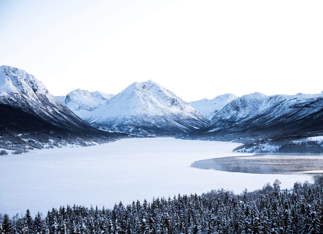 Natural landscape, Ice cap, Sky, Mountain, Snow, Cloud, Highland, Slope, Freezing, Lake