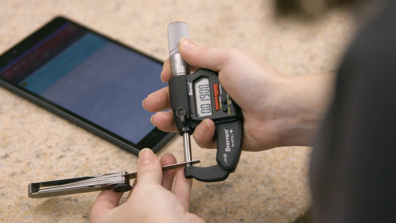 Portable communications device, Mobile phone, Hand, Telephony, Gadget, Gesture, Finger, Thumb