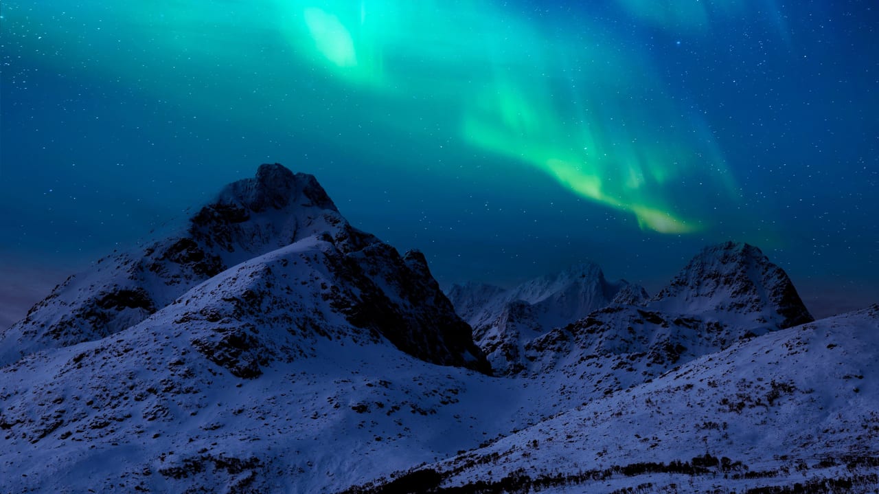 Glacial landform, Natural landscape, Mountain, Sky, Atmosphere, Cloud, Snow, Slope, Highland, Aurora