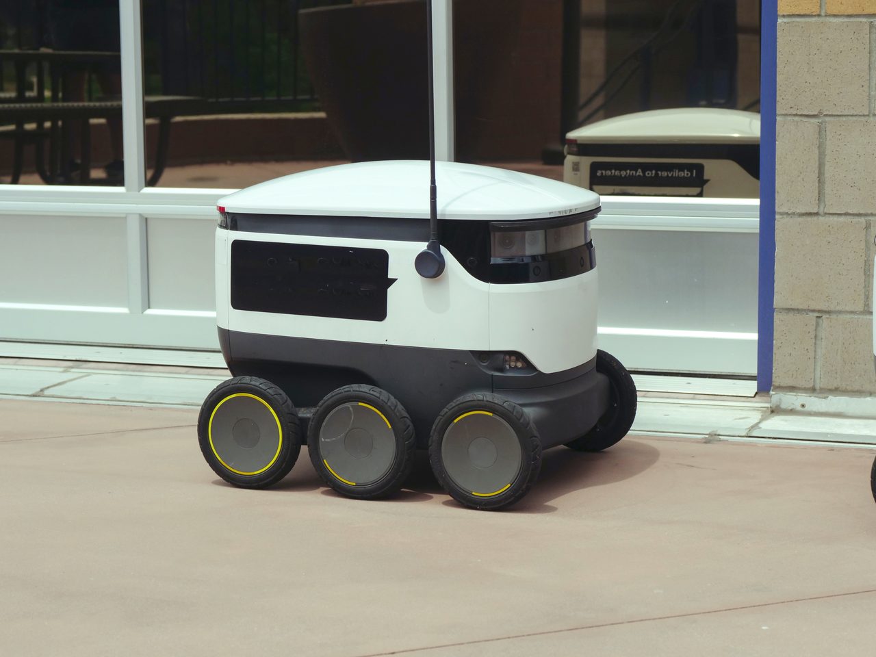 Starship delivery robot. Source: Starship Technologies / Kindel Media free to use via pexels.com