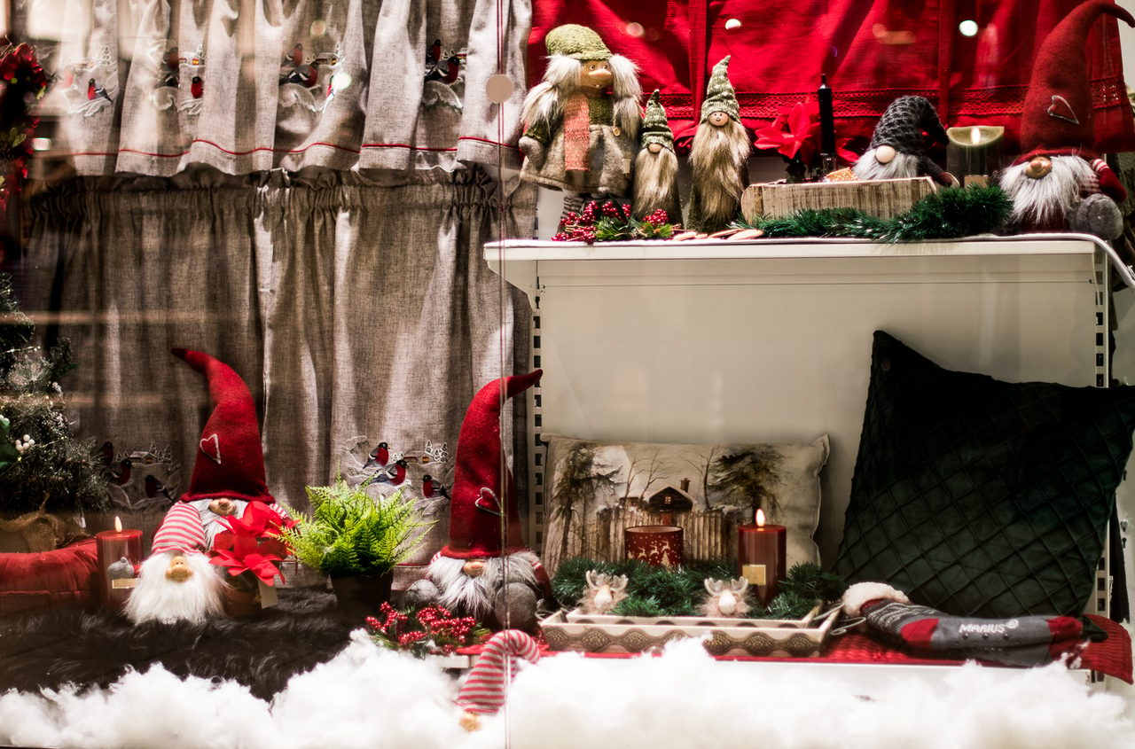 Christmas ornament, Interior design, Green, Window, Decoration, Textile, Lighting, Plant, Red