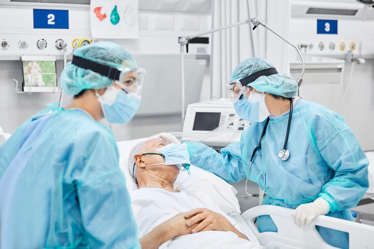 Health care provider, Medical equipment, Operating theater, Surgeon, Patient, Scrubs