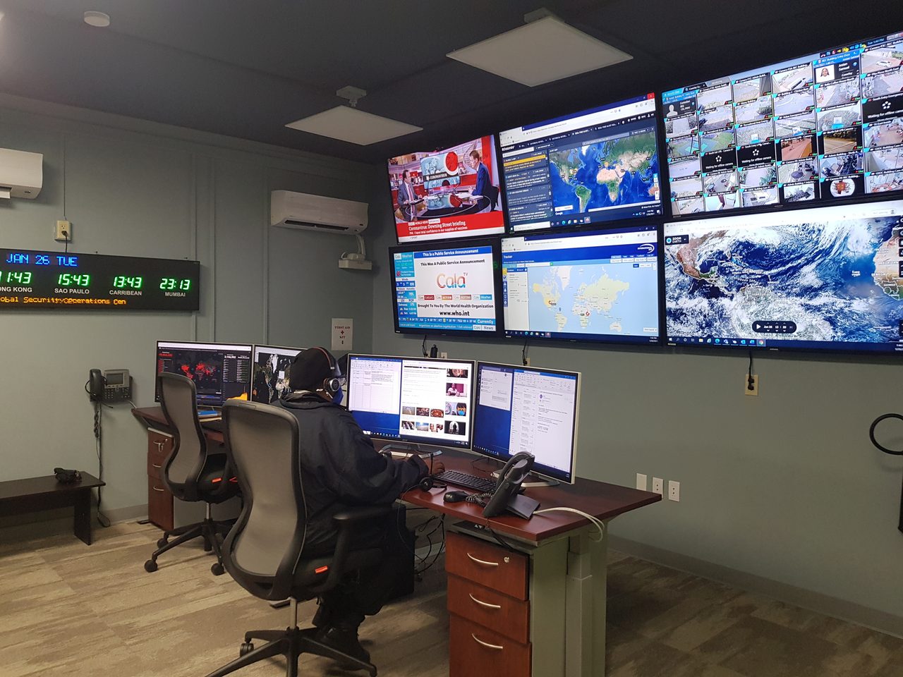 Personal computer, Office chair, Furniture, Desk, Peripheral, Building