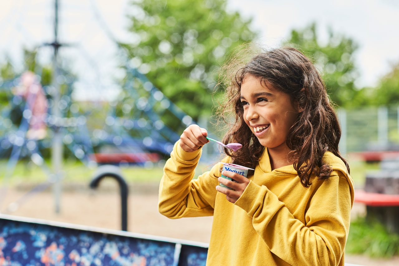 Street fashion, Hand, Smile, Daytime, Microphone, Plant, Sky, Happy, Gesture, Grass