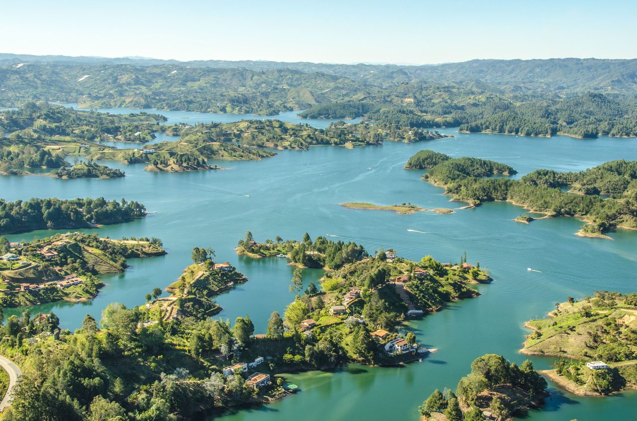 Coastal and oceanic landforms, Water resources, Natural landscape, Sky, Nature, Lake, Watercourse, Bank