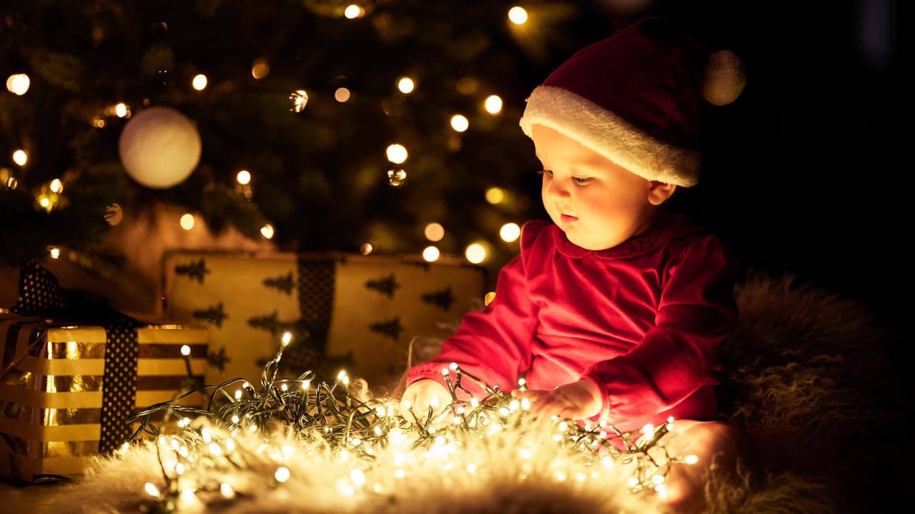Human body, Christmas ornament, Flash photography, Eye, Plant, Light, Tree, Happy, Lighting, Yellow