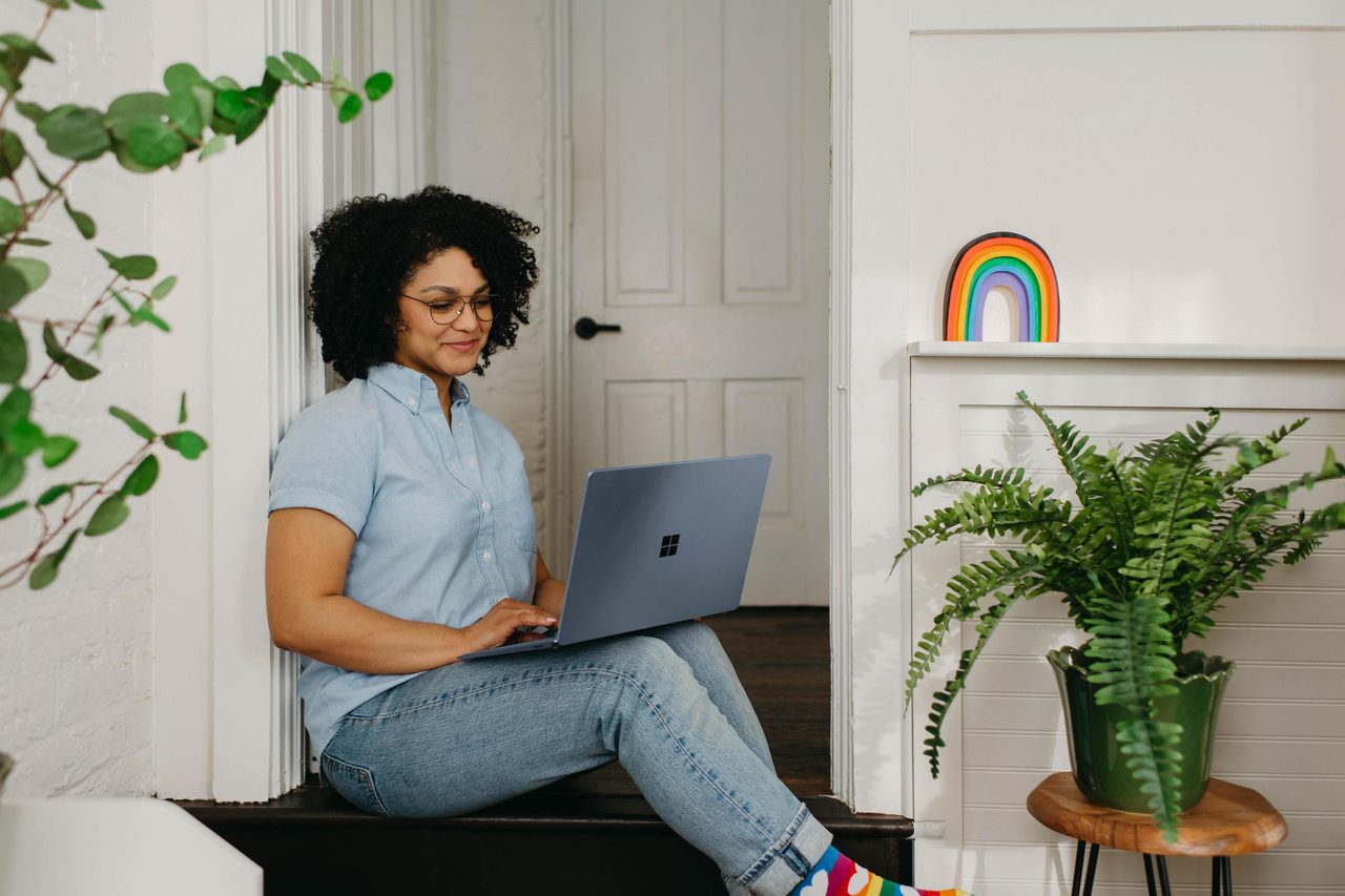 Personal computer, Joint, Plant, Leg, Houseplant, Green, Comfort, Laptop, Standing