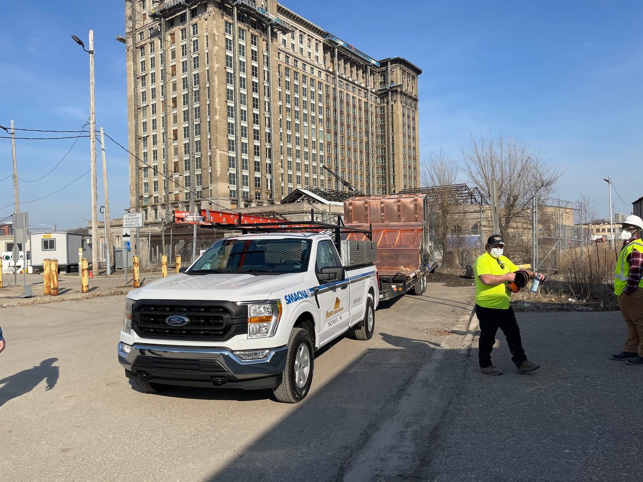 Land vehicle, High-visibility clothing, Wheel, Tire, Sky, Building, Car, Asphalt