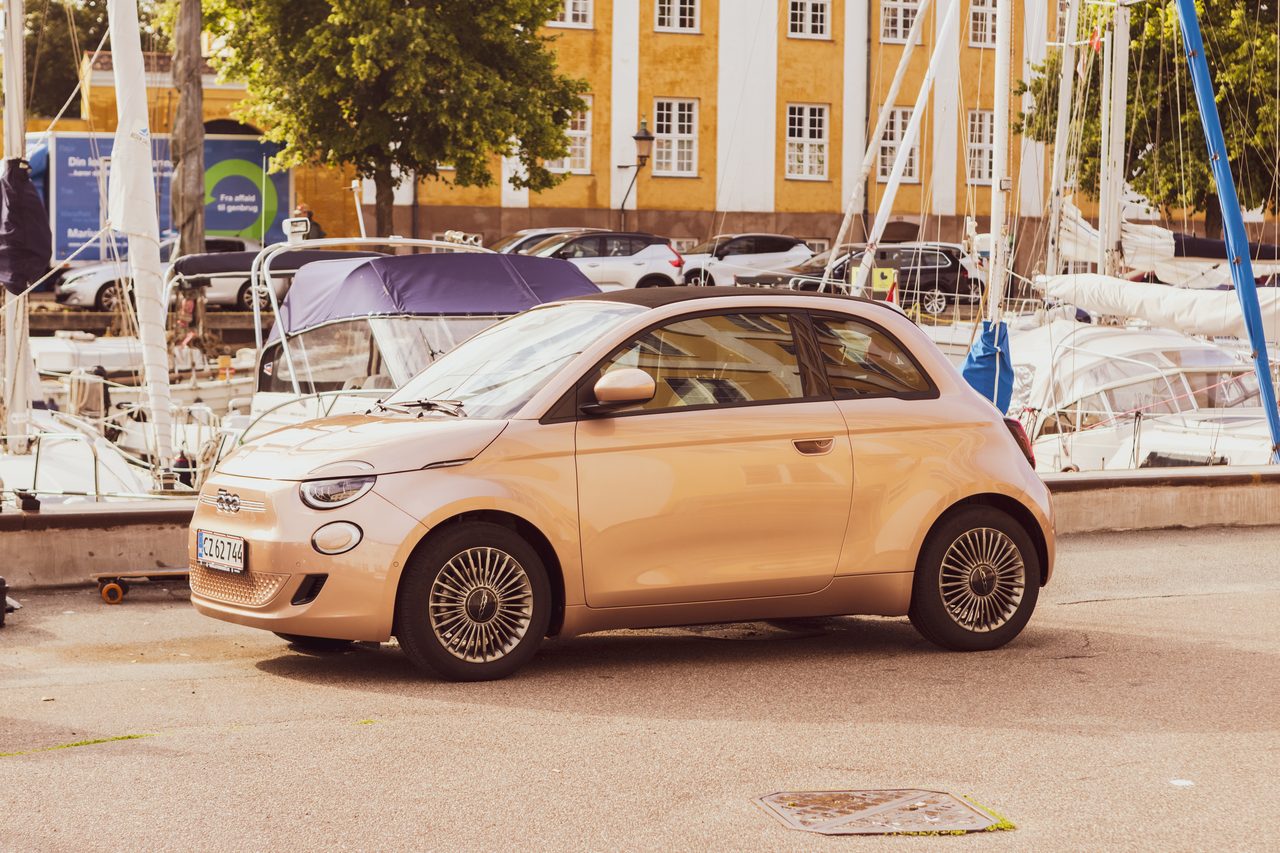 Vehicle registration plate, Automotive tire, Wheel, Car, Hood, Window