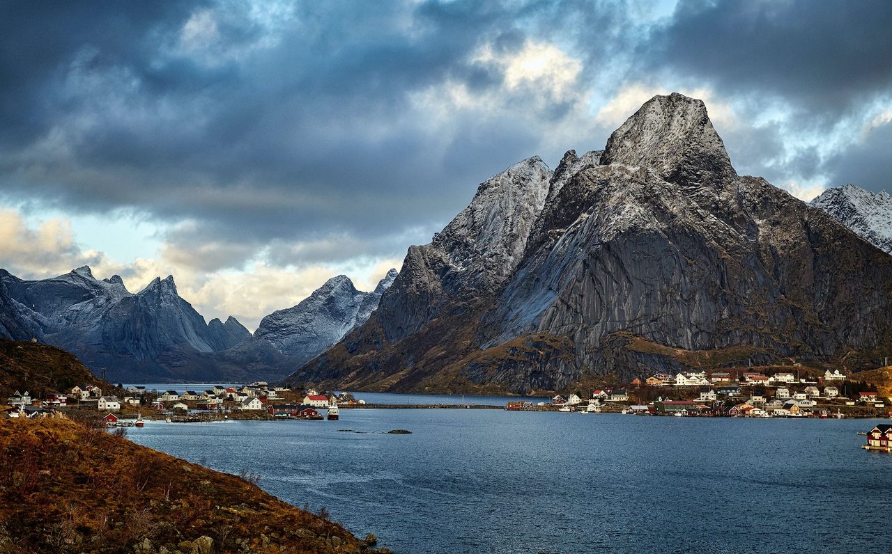 Natural landscape, Cloud, Water, Sky, Mountain, Nature, Azure, Highland, Lake, Watercourse