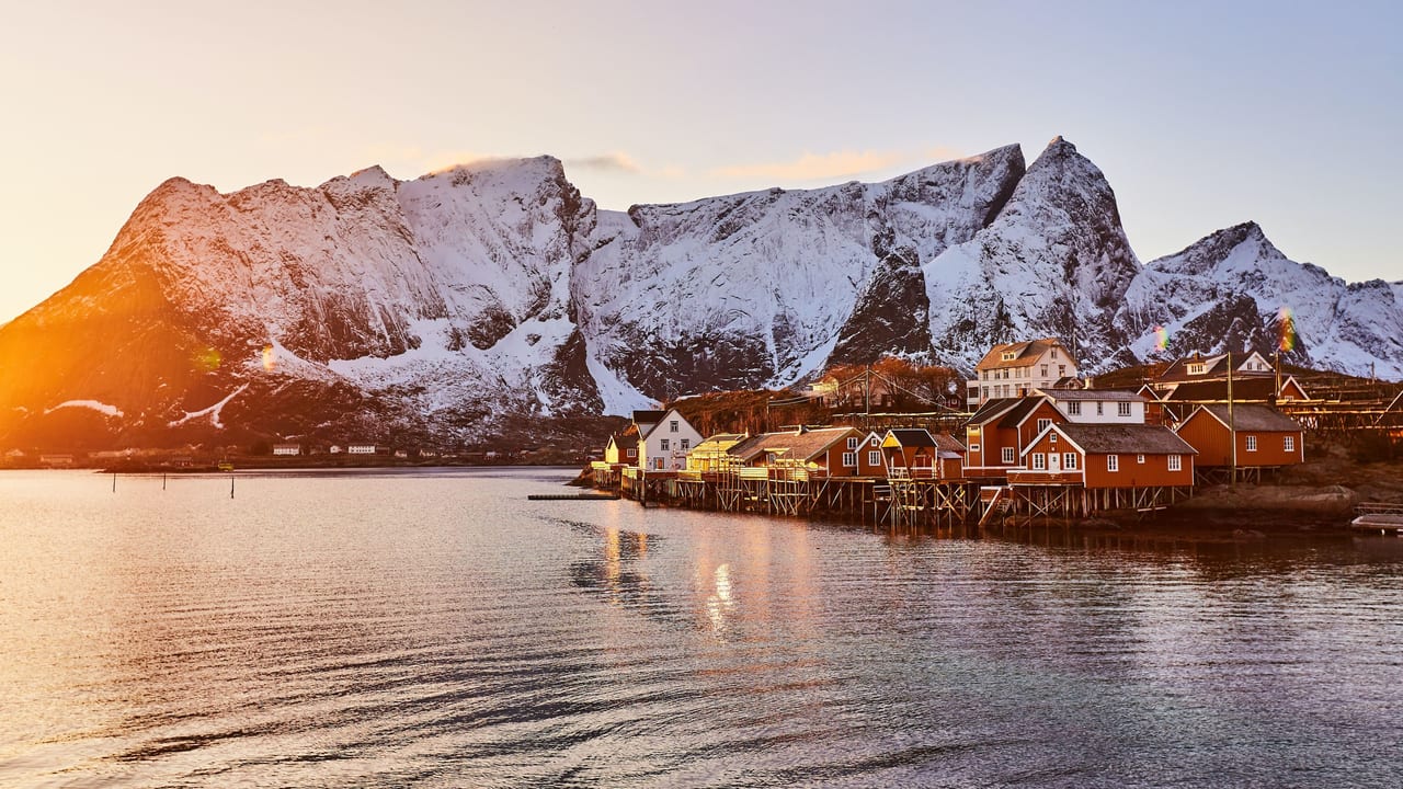 Natural landscape, Water, Sky, Building, Mountain, Cloud, Snow, House, Highland, Lake
