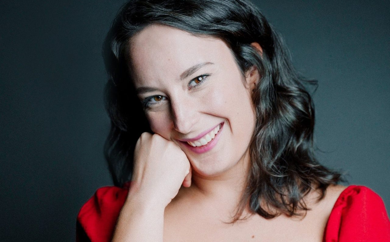 Forehead, Nose, Smile, Cheek, Skin, Lip, Chin, Eyebrow, Shoulder, Eyelash