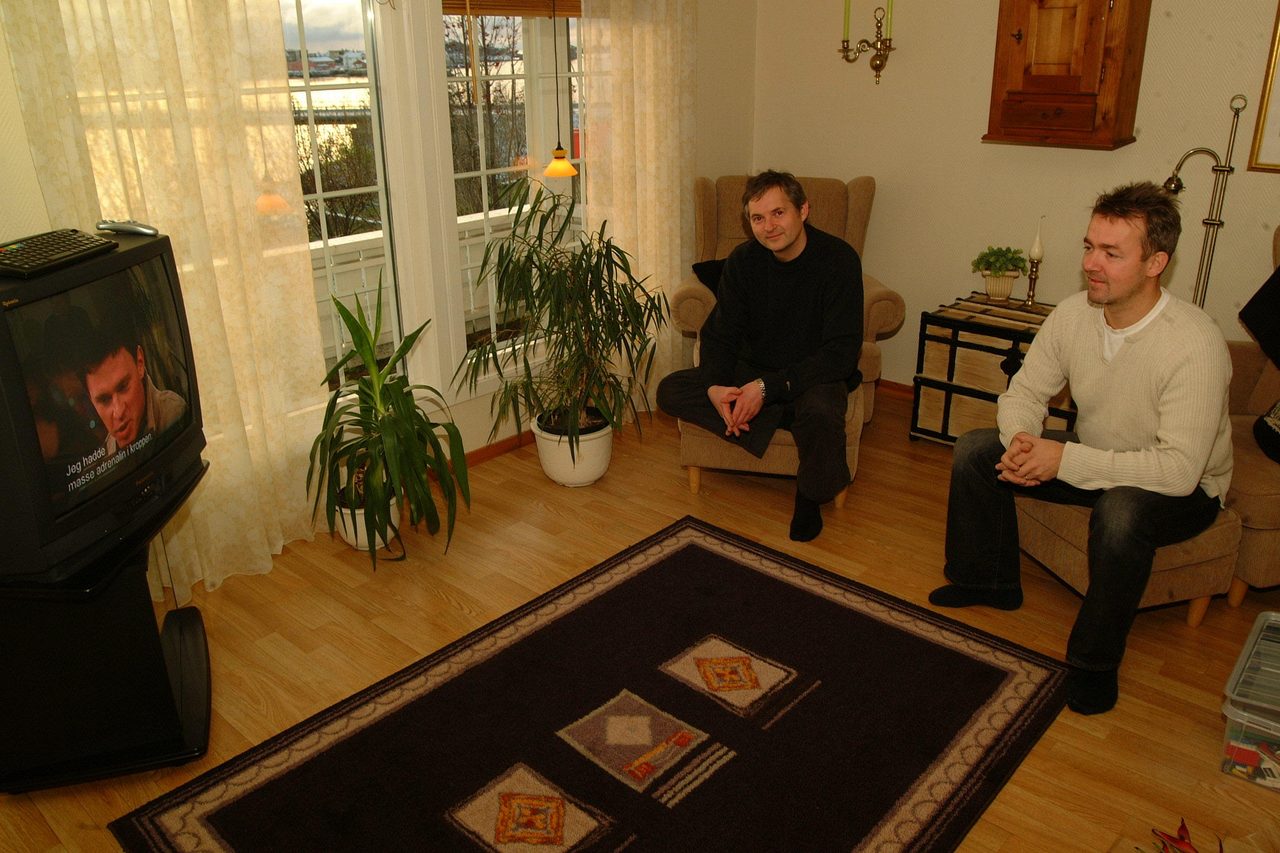 Picture frame, Interior design, Plant, Property, Houseplant, Wood, Flowerpot, Floor, Flooring
