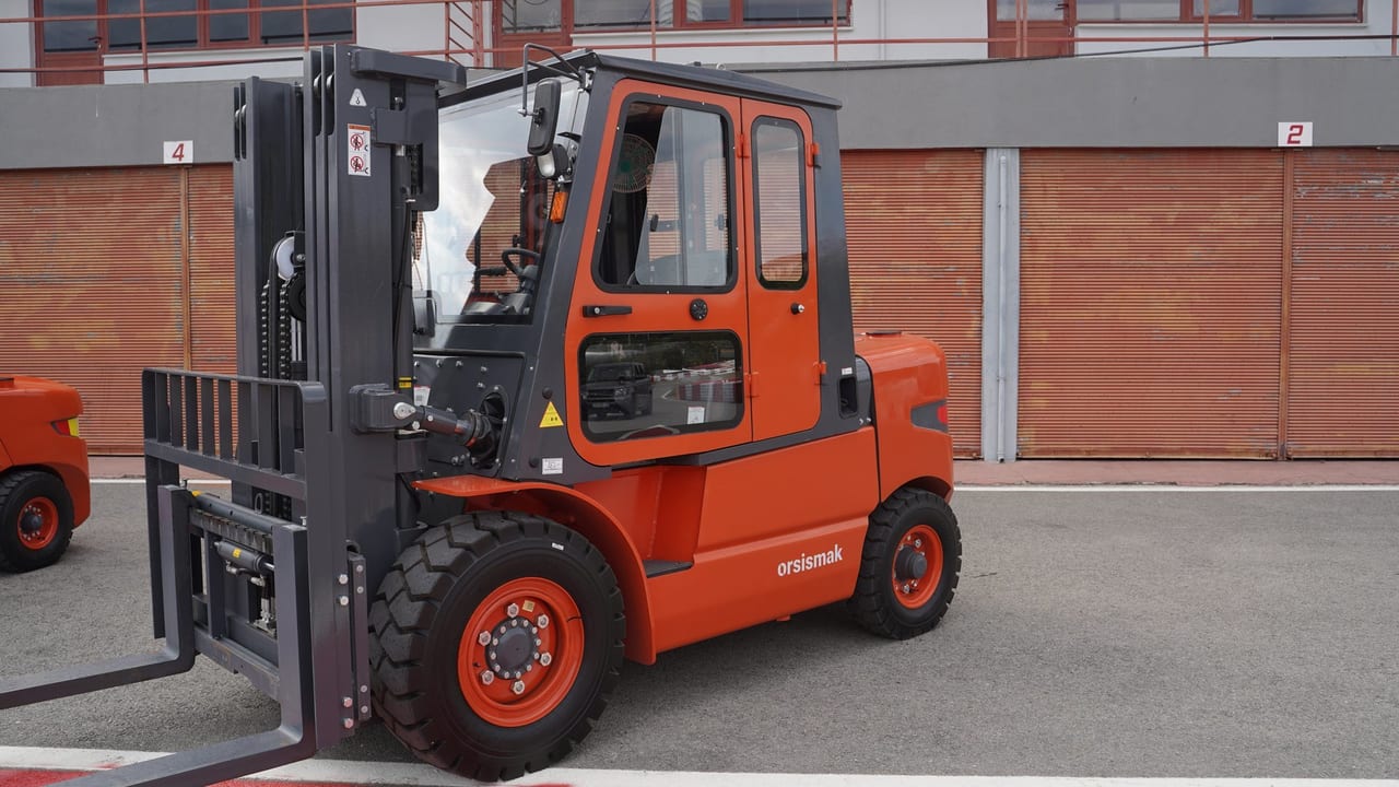 Mode of transport, Forklift truck, Automotive tire, Motor vehicle, Wheel, Tread, Rolling
